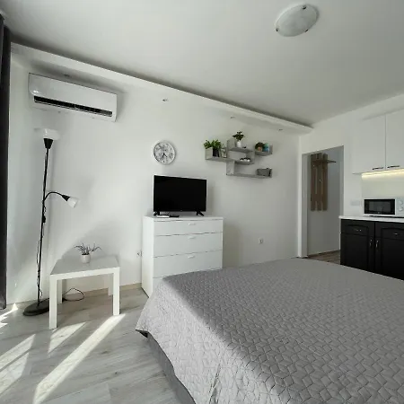 студио симона 4 - първа линия море * Łozenec